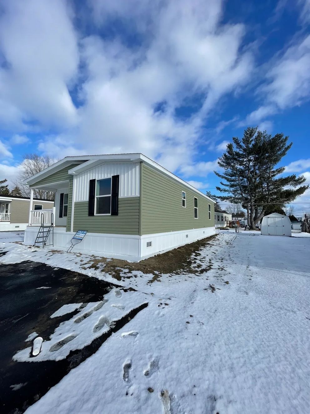 The JADE 48 Exterior. This Manufactured Mobile Home features 3 bedrooms and 2 baths.
