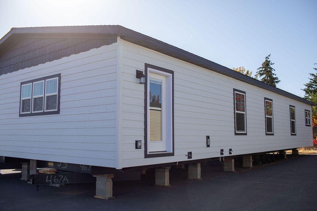 The ENCORE Exterior. This Manufactured Mobile Home features 3 bedrooms and 2 baths.