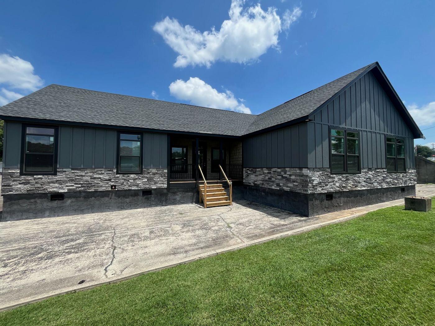 The THE SUMMIT Exterior. This Manufactured Mobile Home features 3 bedrooms and 2 baths.