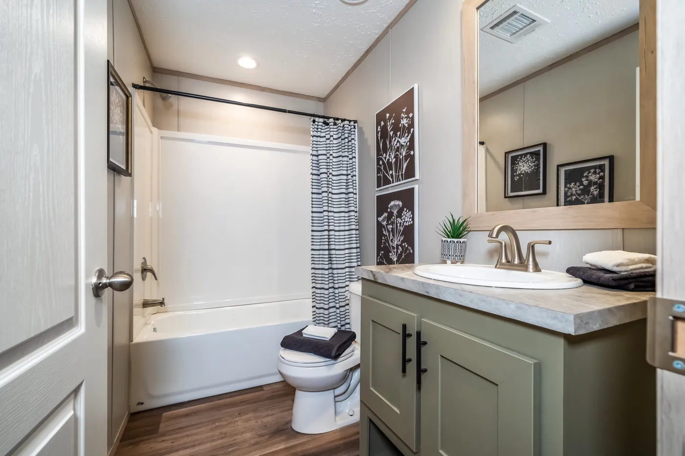 The RAINIER Exterior. This Manufactured Mobile Home features 4 bedrooms and 3 baths.