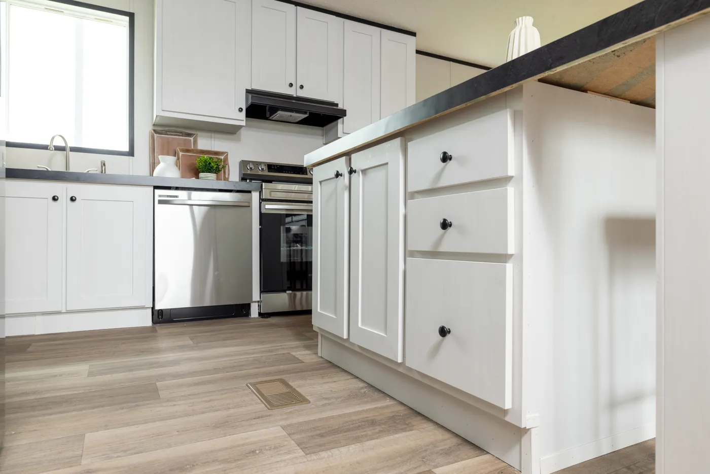 The PLATINUM ANNIVERSARY Exterior. This Manufactured Mobile Home features 3 bedrooms and 2 baths.