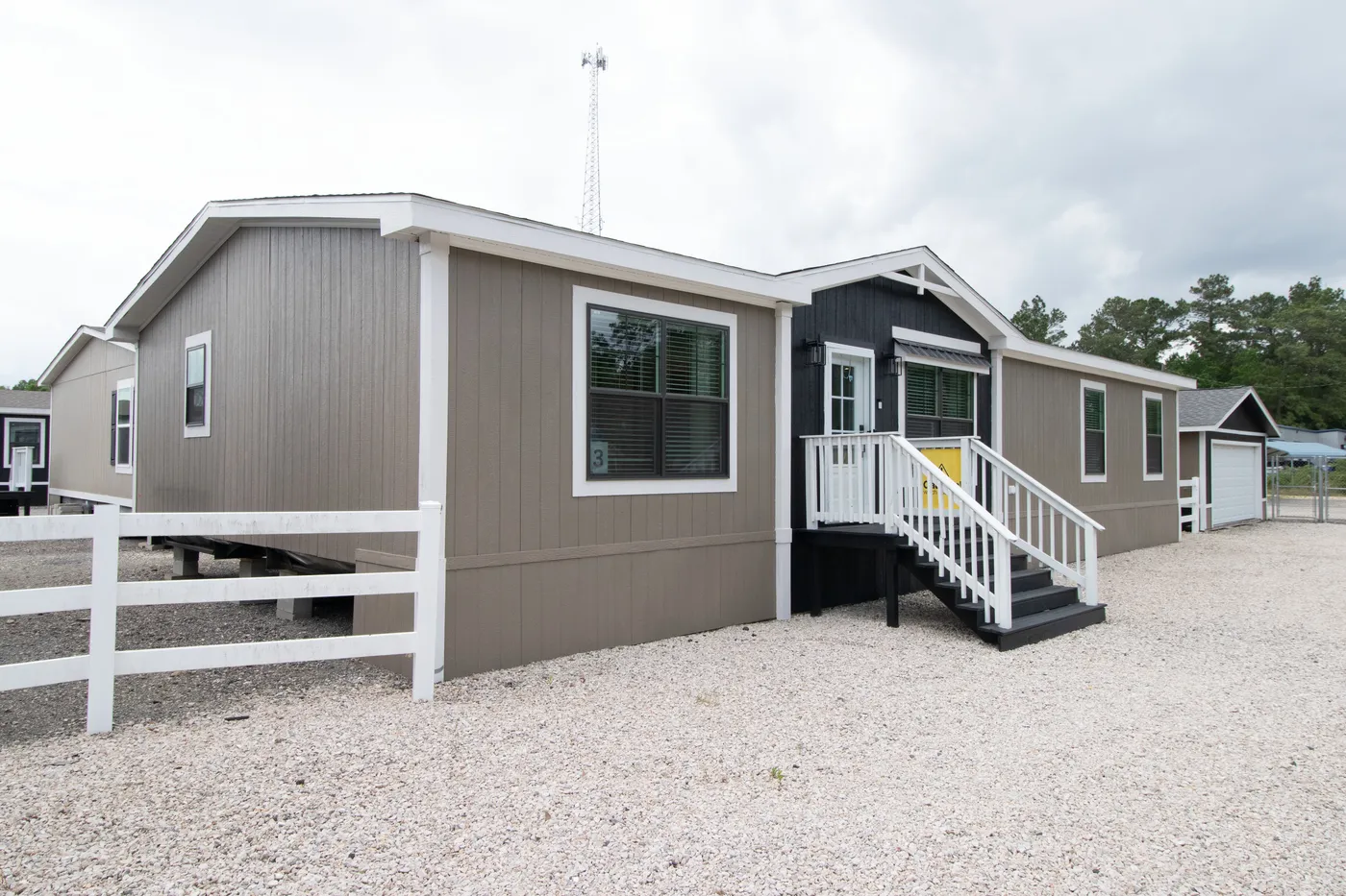 The FARM 3 FLEX Exterior. This Manufactured Mobile Home features 3 bedrooms and 2 baths.