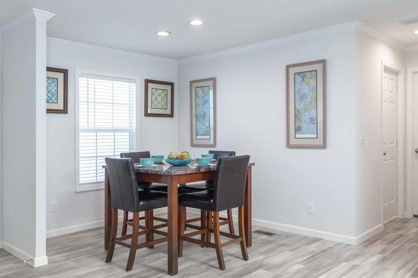 The PINEHURST 3104 Exterior. This Manufactured Mobile Home features 3 bedrooms and 2 baths.