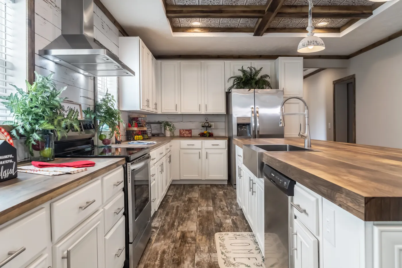 The THE TYRA Exterior. This Manufactured Mobile Home features 4 bedrooms and 2 baths.