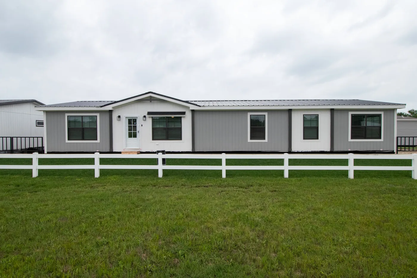 The FARM 3 FLEX ELITE DEN Exterior. This Manufactured Mobile Home features 3 bedrooms and 2 baths.