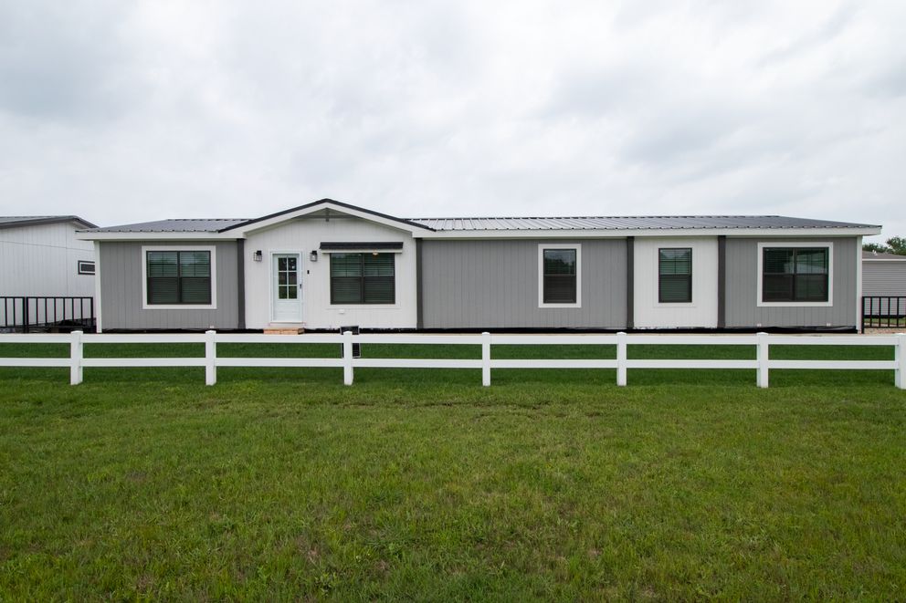 The FARM 3 FLEX ELITE DEN Exterior. This Manufactured Mobile Home features 3 bedrooms and 2 baths.