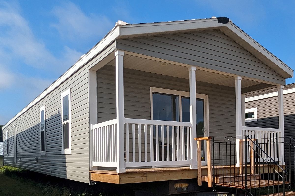 The LIFESTYLE 217 Exterior. This Manufactured Mobile Home features 3 bedrooms and 2 baths.