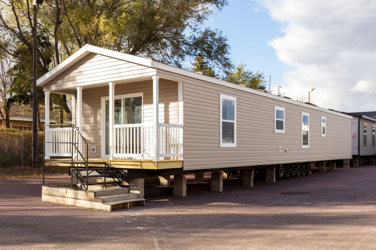 The LIFESTYLE 208 Exterior. This Manufactured Mobile Home features 3 bedrooms and 2 baths.