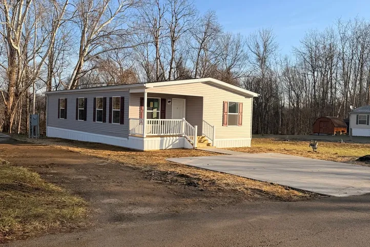 The JADE Exterior. This Manufactured Mobile Home features 2 bedrooms and 1 bath.