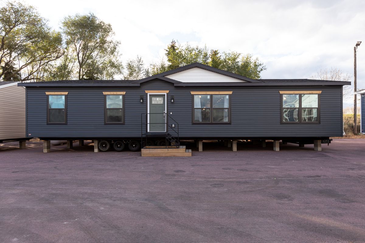 The LEGEND 86 Exterior. This Manufactured Mobile Home features 3 bedrooms and 2 baths.