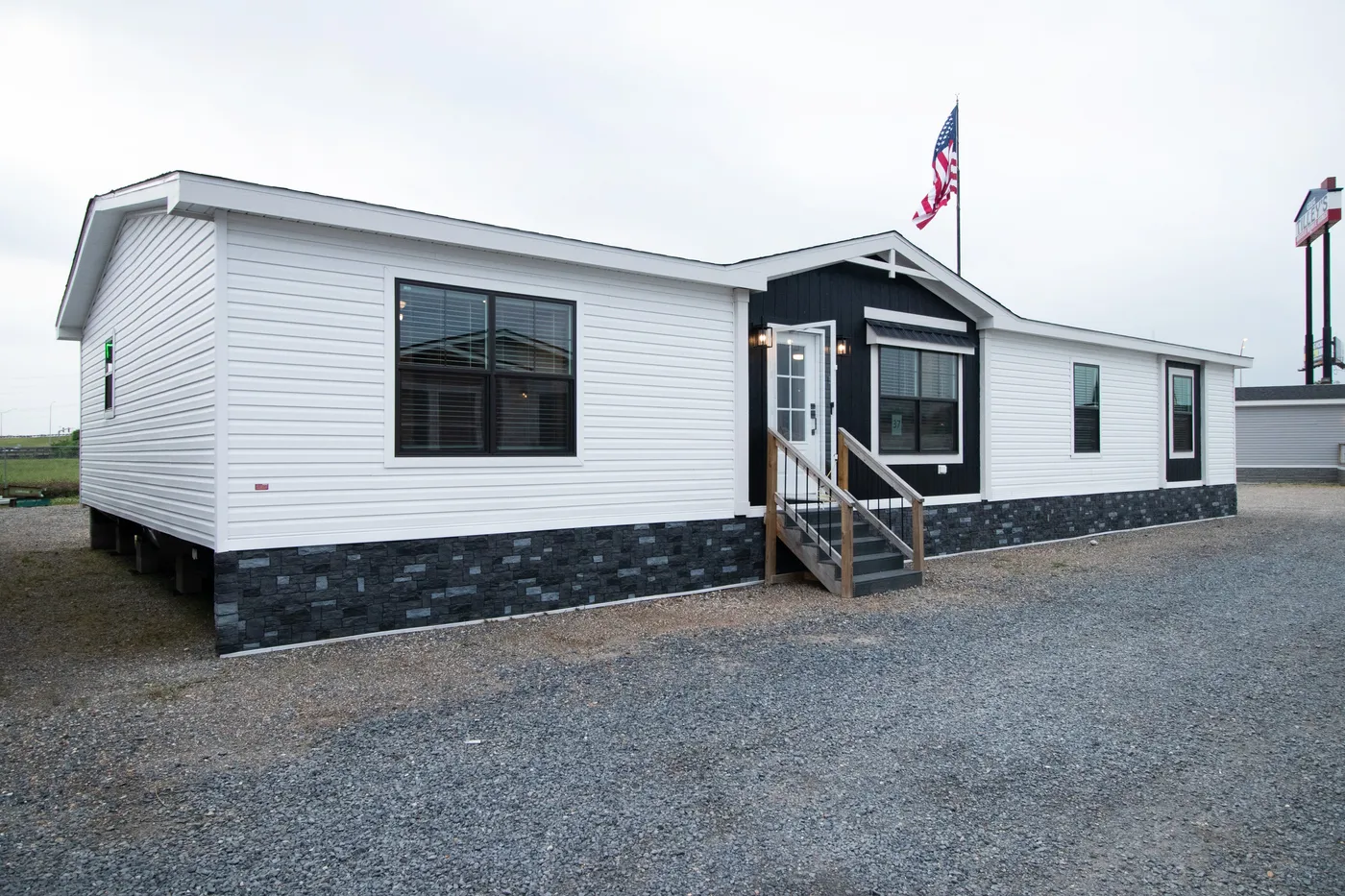 The EVERETT ELITE Exterior. This Manufactured Mobile Home features 4 bedrooms and 3 baths.