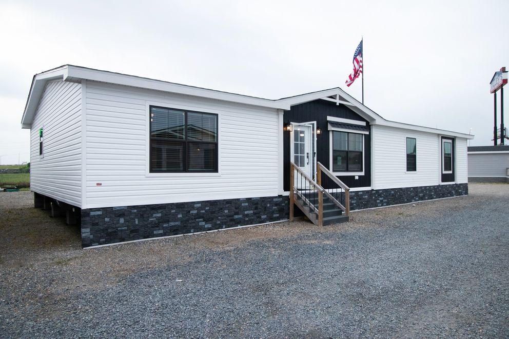 The EVERETT ELITE Exterior. This Manufactured Mobile Home features 4 bedrooms and 3 baths.