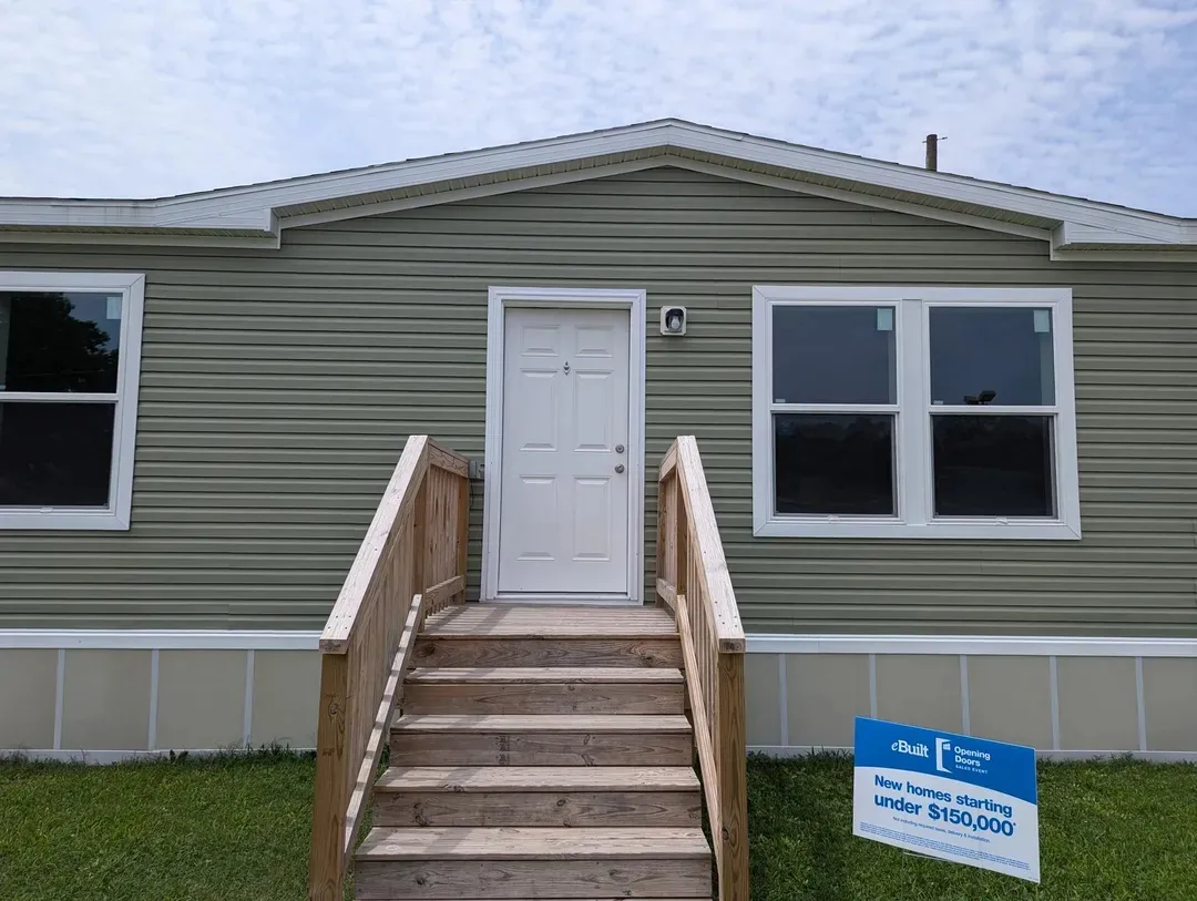 The MOONSTONE Exterior. This Manufactured Mobile Home features 3 bedrooms and 2 baths.