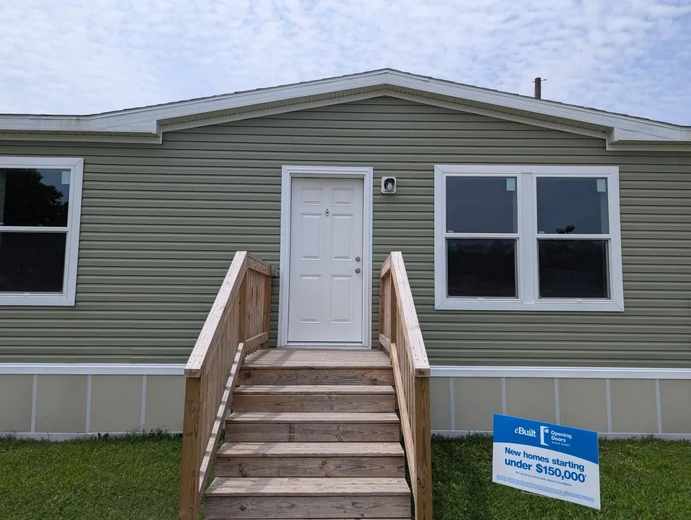 The MOONSTONE Exterior. This Manufactured Mobile Home features 3 bedrooms and 2 baths.