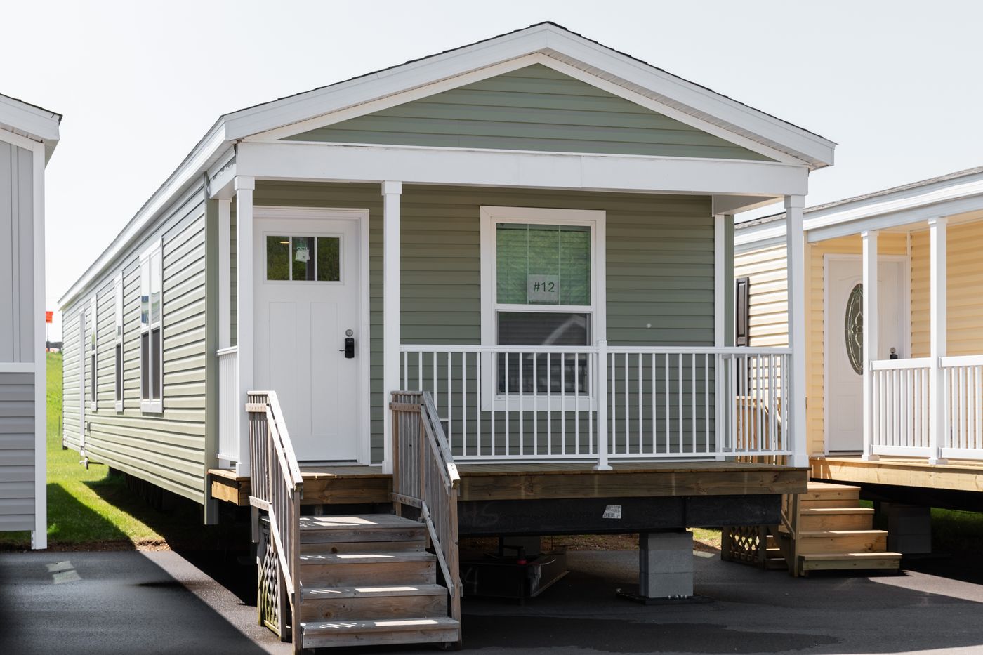 The 7616-SW018 SUNRISE SW Exterior. This Manufactured Mobile Home features 3 bedrooms and 2 baths.