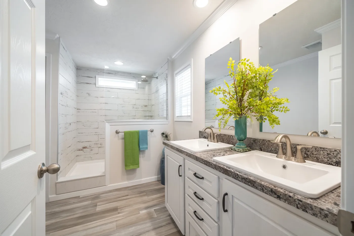 The PINEHURST 3104 Exterior. This Manufactured Mobile Home features 3 bedrooms and 2 baths.