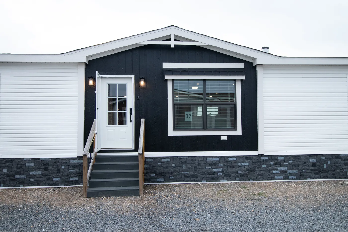 The EVERETT ELITE Exterior. This Manufactured Mobile Home features 4 bedrooms and 3 baths.
