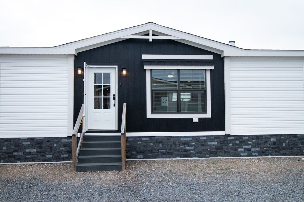 The EVERETT ELITE Exterior. This Manufactured Mobile Home features 4 bedrooms and 3 baths.