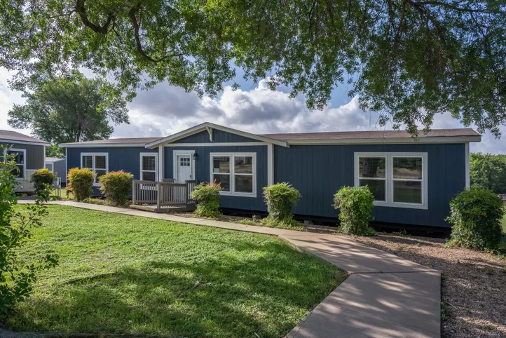 The BLUEBONNET BREEZE Exterior. This Manufactured Mobile Home features 3 bedrooms and 2 baths.