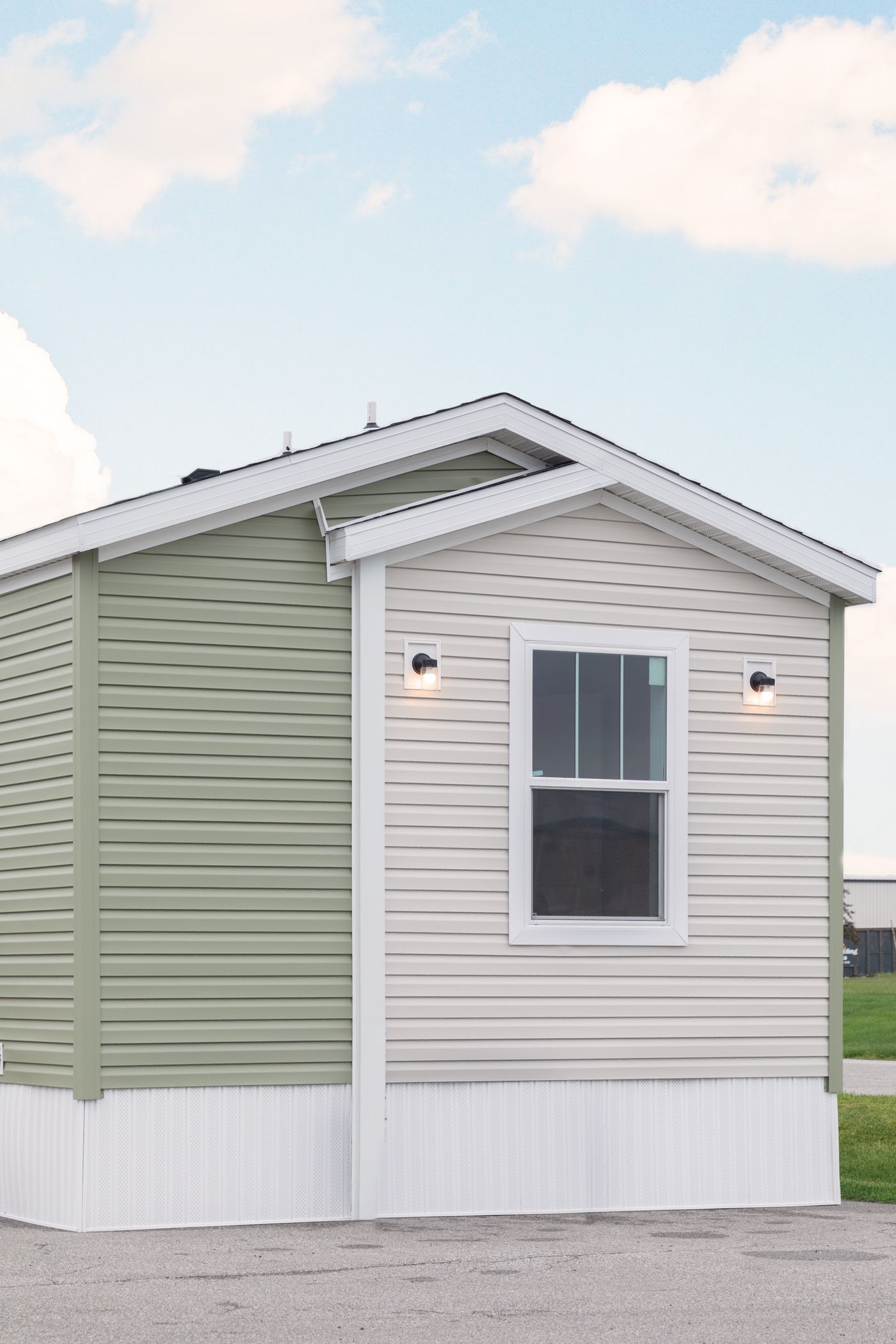 The 6016-SW019 SUNRISE SW Exterior. This Manufactured Mobile Home features 2 bedrooms and 2 baths.