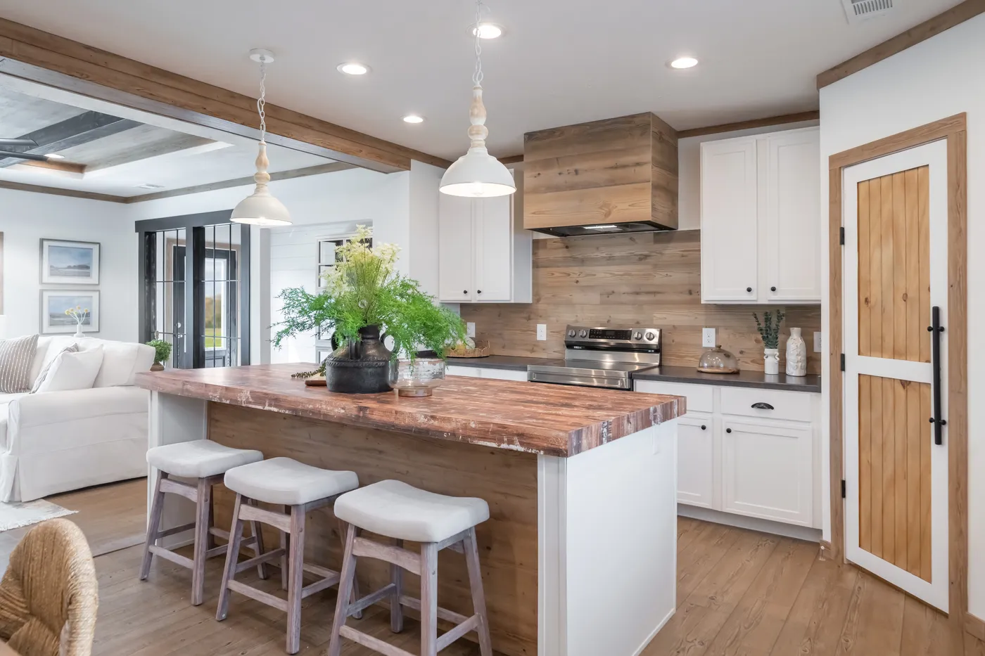 The THE REED Exterior. This Manufactured Mobile Home features 3 bedrooms and 2 baths.