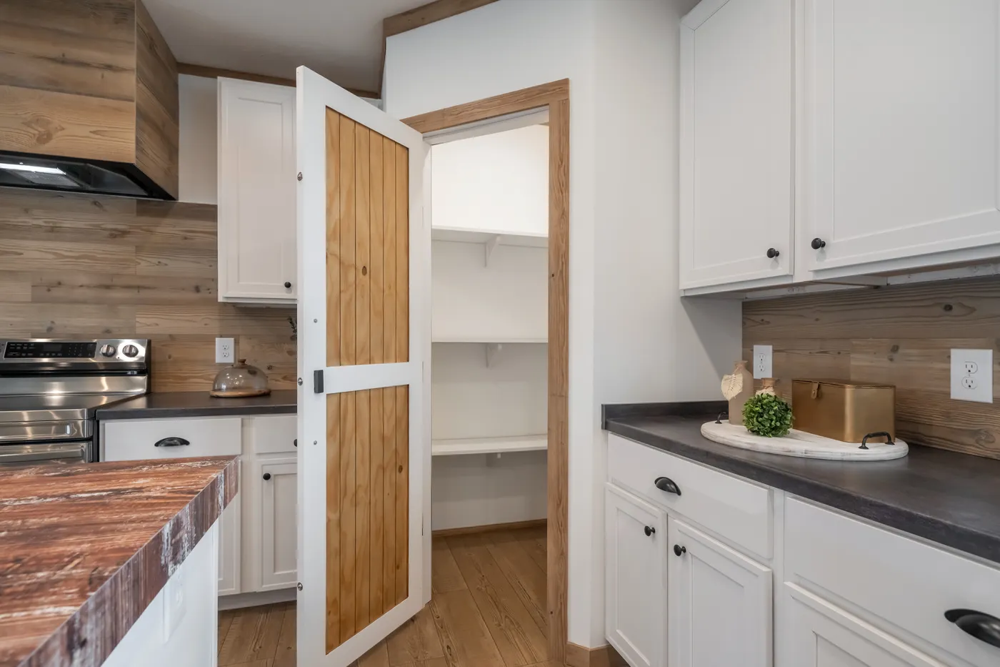 The THE REED Exterior. This Manufactured Mobile Home features 3 bedrooms and 2 baths.