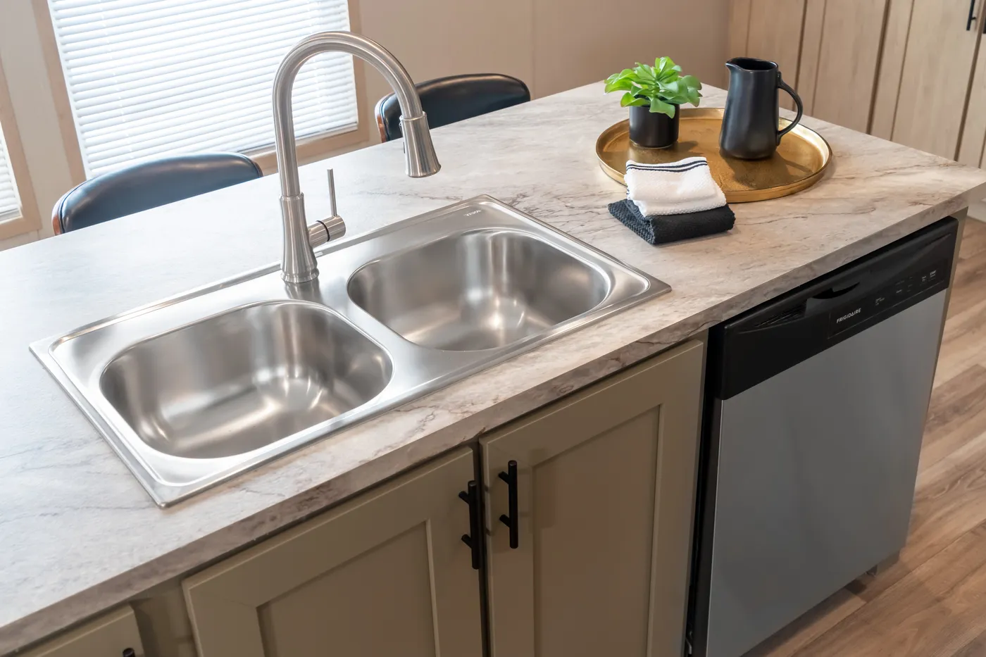 The RAINIER Exterior. This Manufactured Mobile Home features 4 bedrooms and 3 baths.