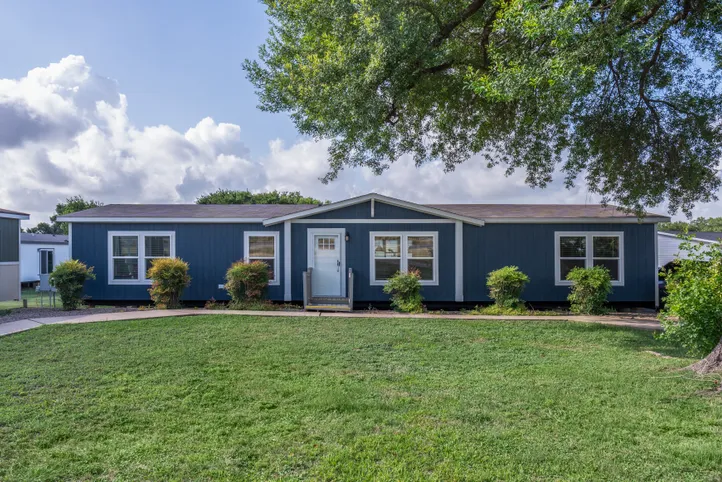 The BLUEBONNET BREEZE Exterior. This Manufactured Mobile Home features 3 bedrooms and 2 baths.