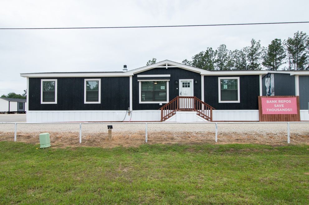 The EMILIE ELITE Exterior. This Manufactured Mobile Home features 3 bedrooms and 2 baths.