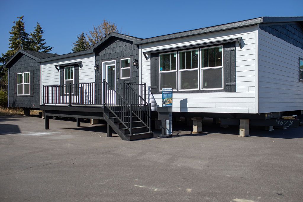 The ENCORE Exterior. This Manufactured Mobile Home features 3 bedrooms and 2 baths.