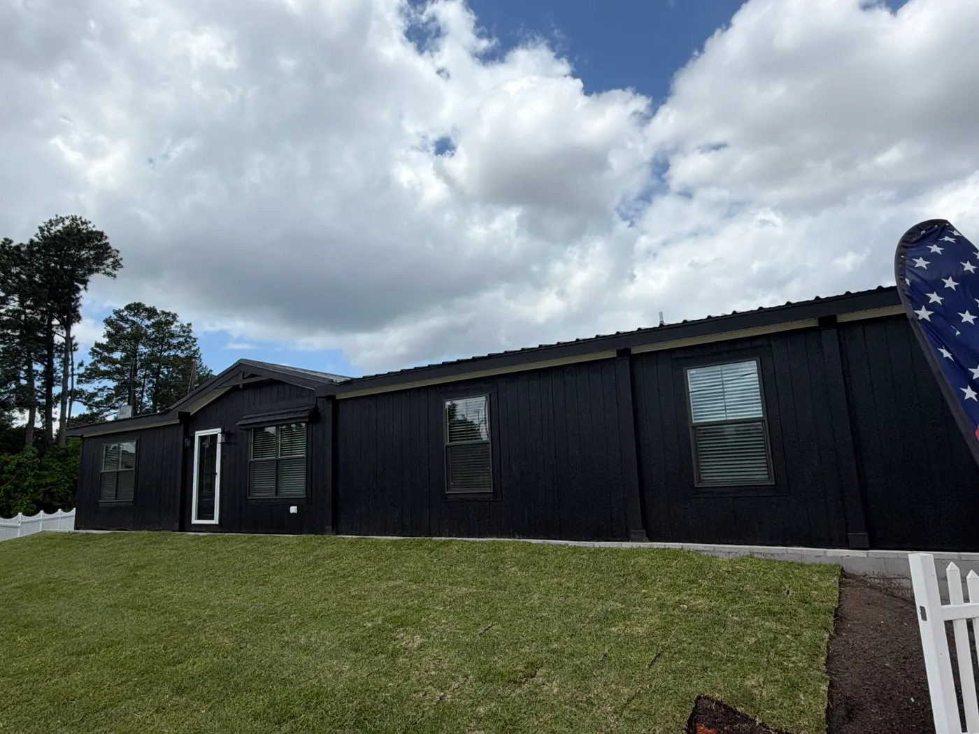 The EVERETT ELITE Exterior. This Manufactured Mobile Home features 4 bedrooms and 3 baths.