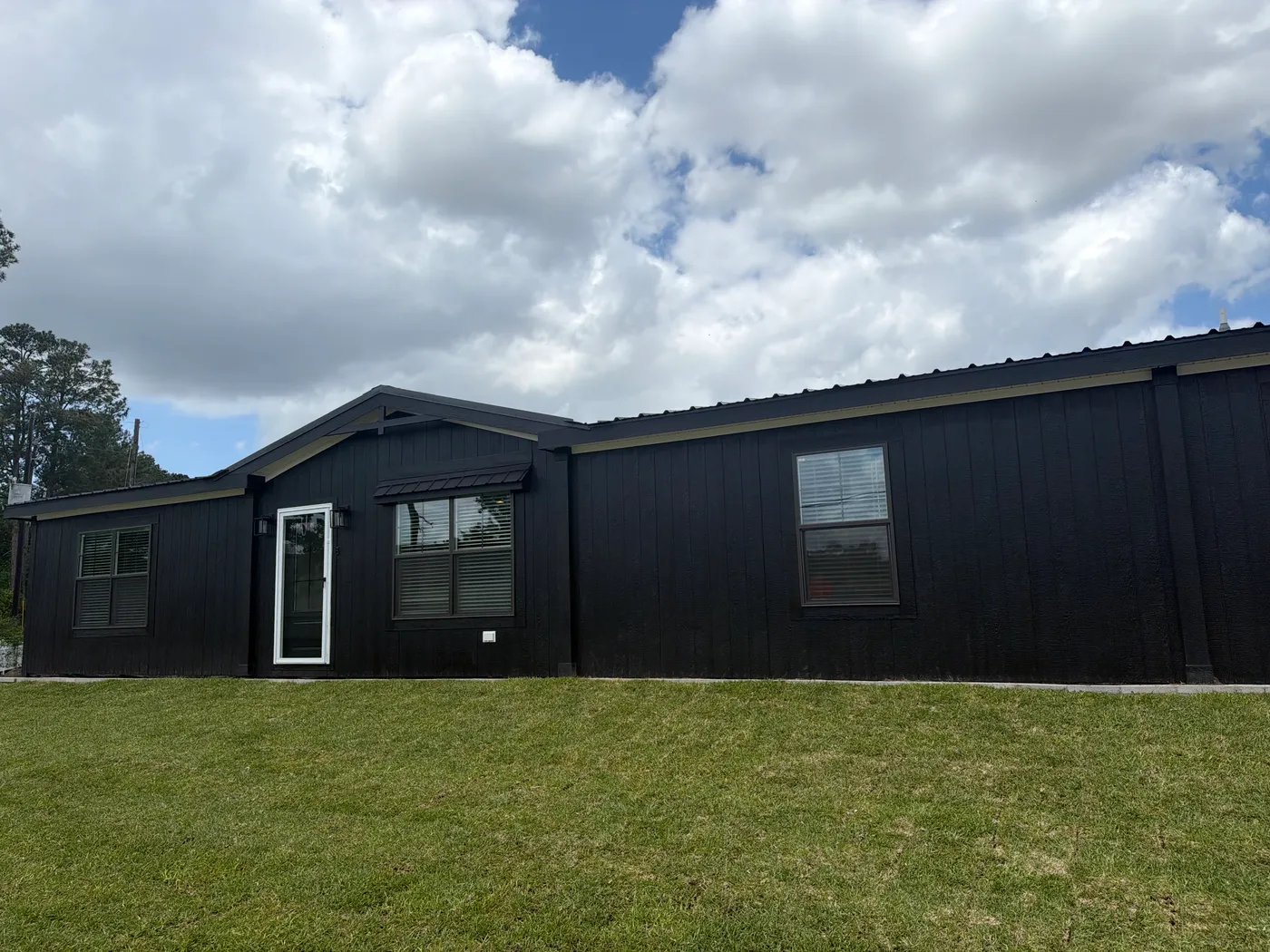 The EVERETT ELITE Exterior. This Manufactured Mobile Home features 4 bedrooms and 3 baths.