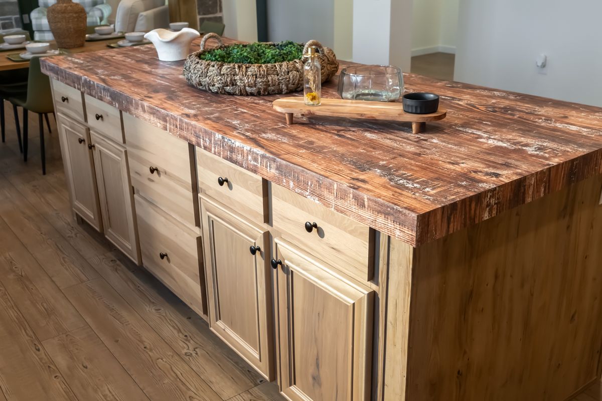 The THE ROCKING CHAIR Exterior. This Manufactured Mobile Home features 3 bedrooms and 2 baths.