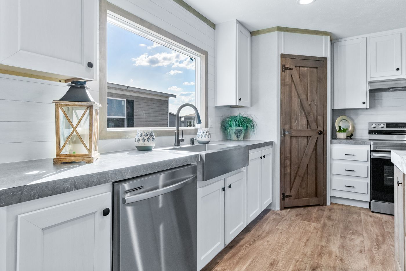 The PT 78 Kitchen. This Manufactured Mobile Home features 3 bedrooms and 2 baths.