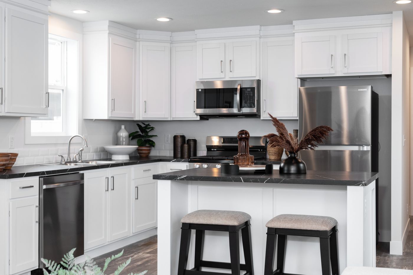 The 6016-SW019 SUNRISE SW Kitchen. This Manufactured Mobile Home features 2 bedrooms and 2 baths.