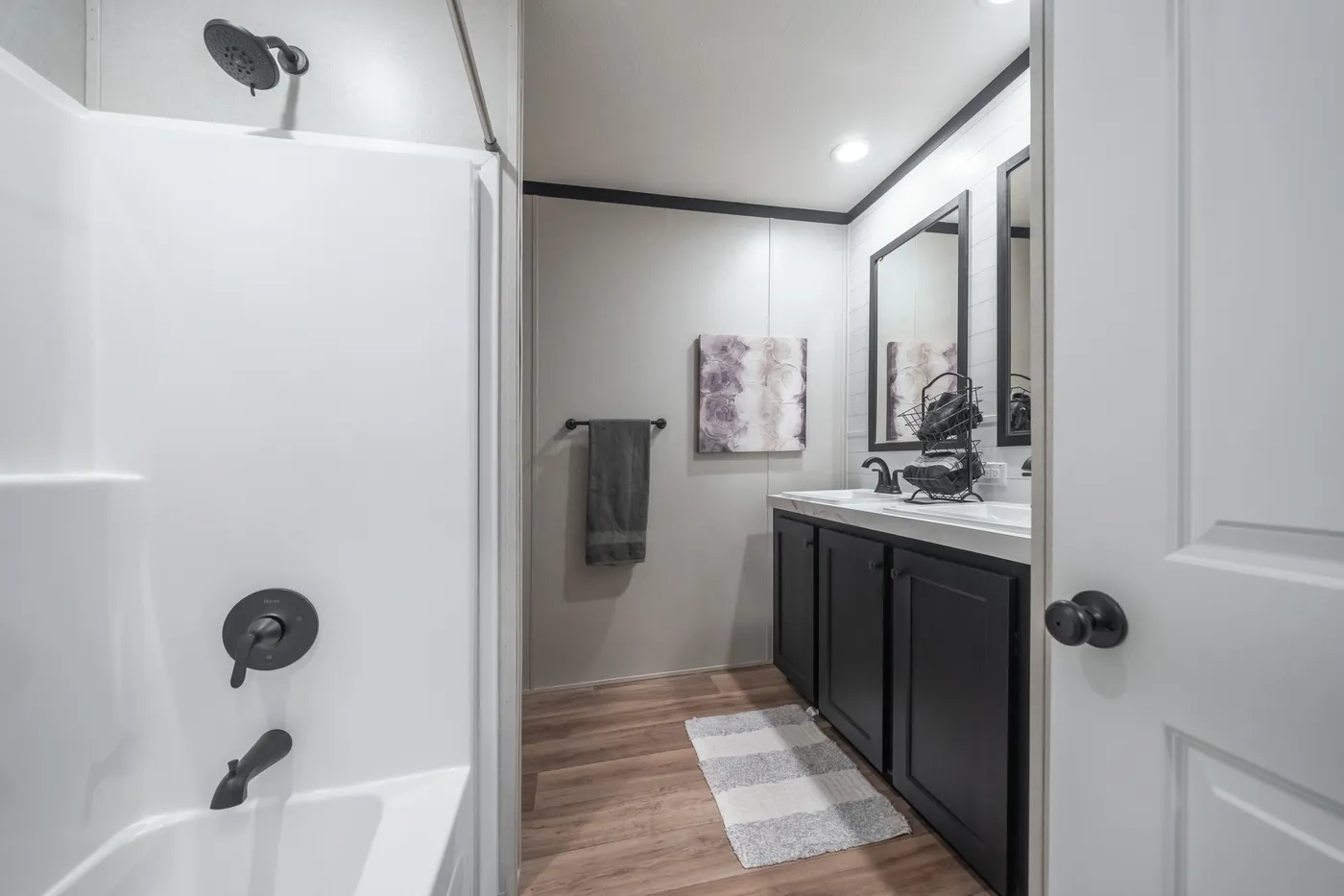 The ABSOLUTE VALUE Guest Bathroom. This Manufactured Mobile Home features 4 bedrooms and 2 baths.
