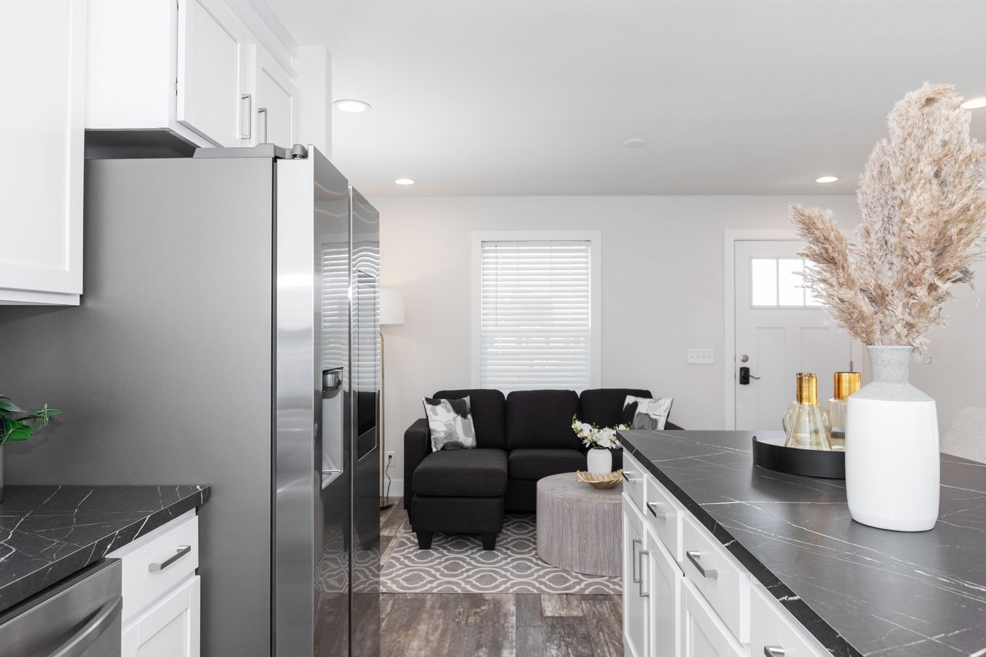 The 7616-SW018 SUNRISE SW Kitchen. This Manufactured Mobile Home features 3 bedrooms and 2 baths.