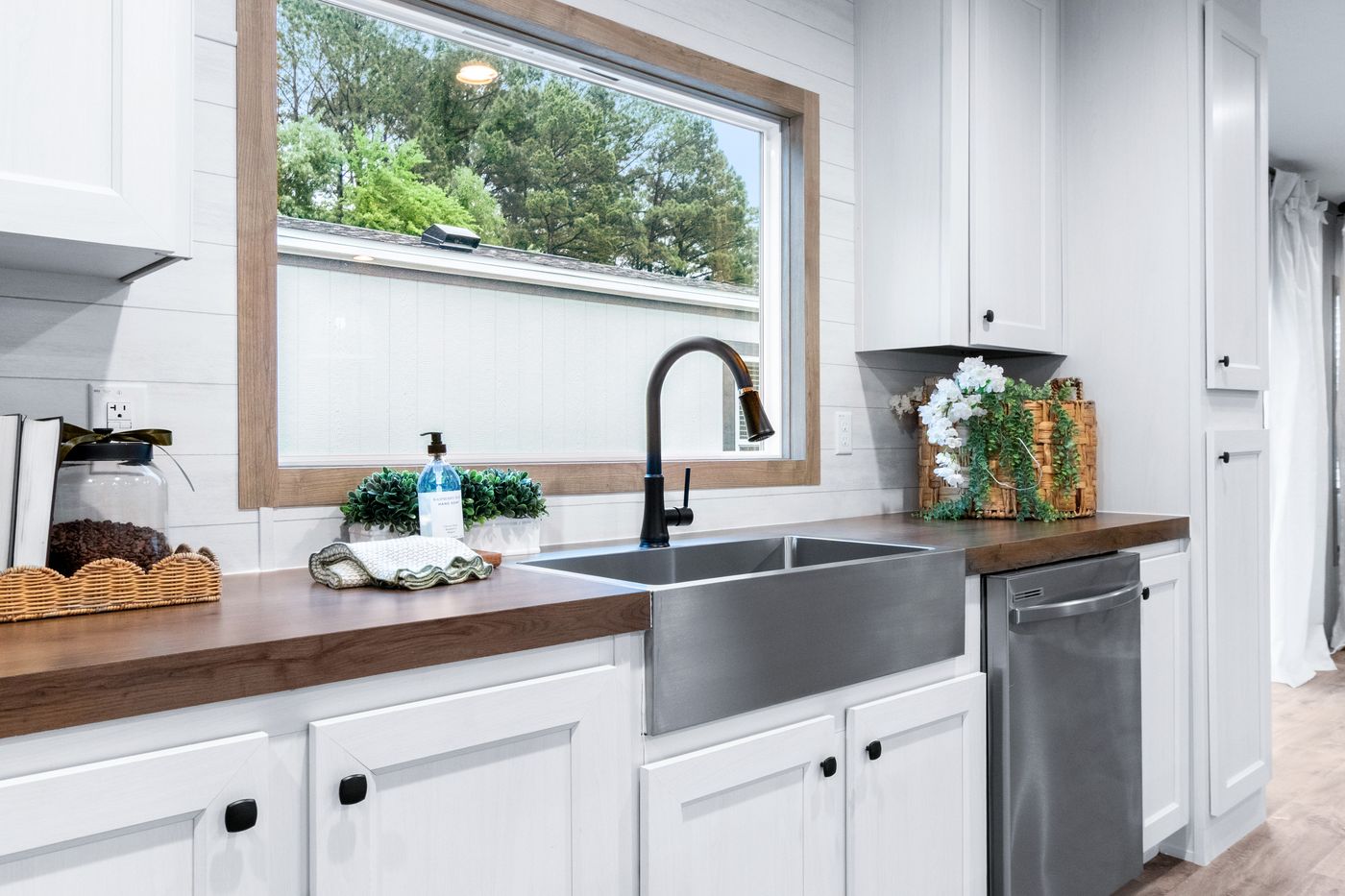 The EL SUENO BREEZE Kitchen. This Manufactured Mobile Home features 4 bedrooms and 2 baths.