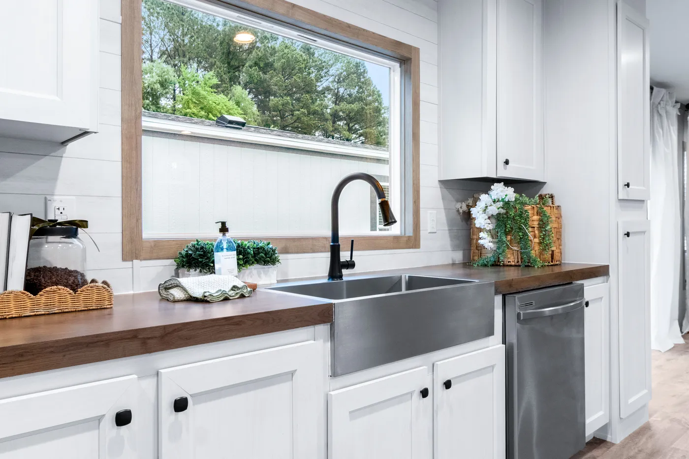 The EL SUENO BREEZE Kitchen. This Manufactured Mobile Home features 4 bedrooms and 2 baths.