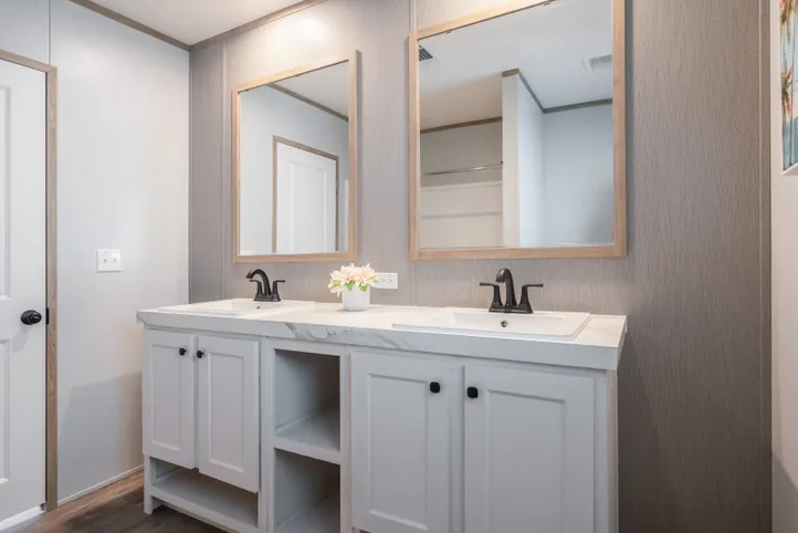 The BLUEBONNET BREEZE Guest Bathroom. This Manufactured Mobile Home features 3 bedrooms and 2 baths.