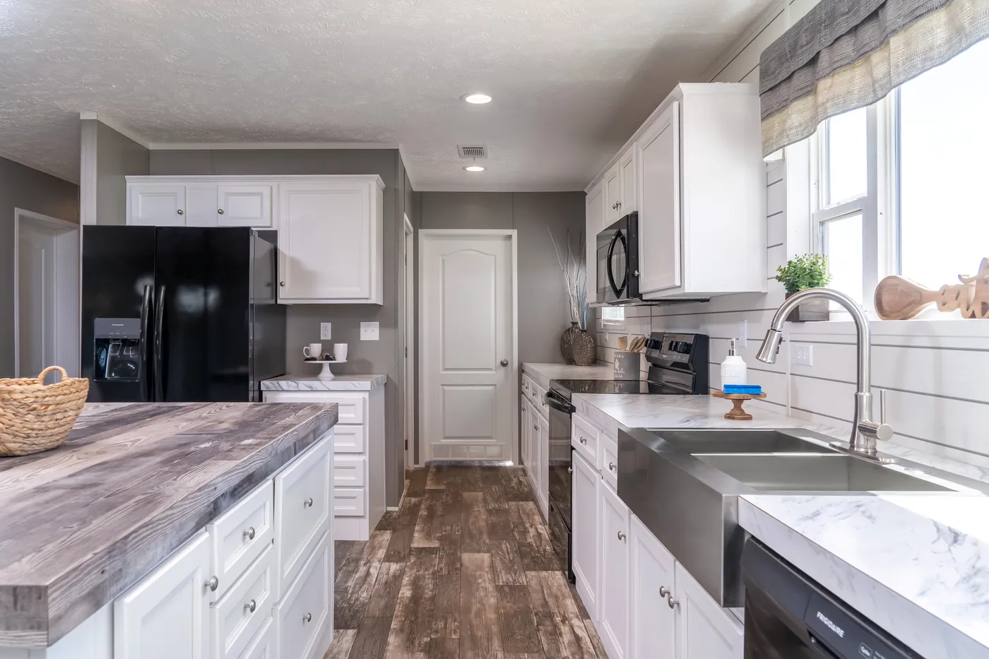 The LOCKLEAR Exterior. This Manufactured Mobile Home features 4 bedrooms and 2 baths.