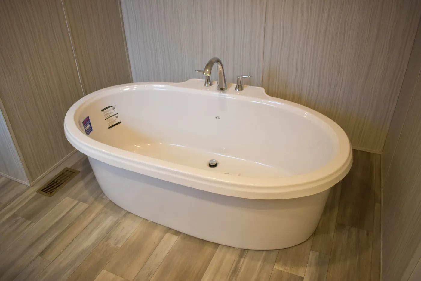 The MOONSTONE 60 Optional Features. Optional Bathroom layout.