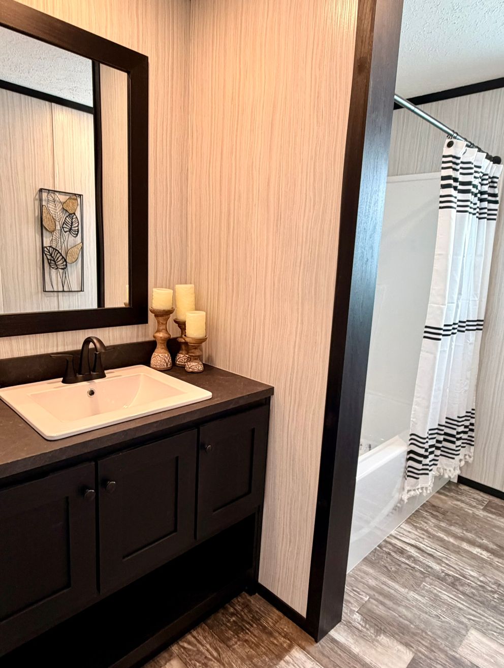 The DIAMOND Guest Bathroom. This Manufactured Mobile Home features 3 bedrooms and 2 baths.