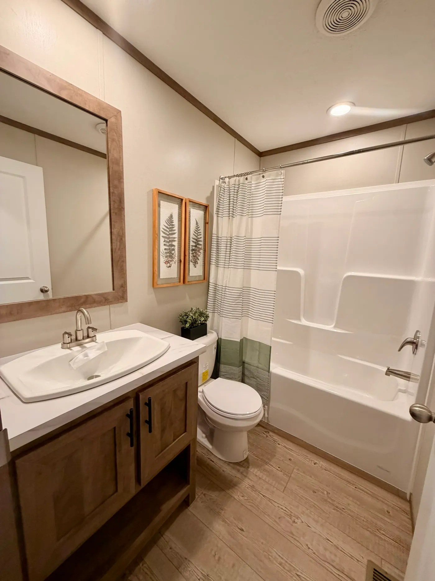 The HUDSON Guest Bathroom. This Manufactured Mobile Home features 3 bedrooms and 2 baths.
