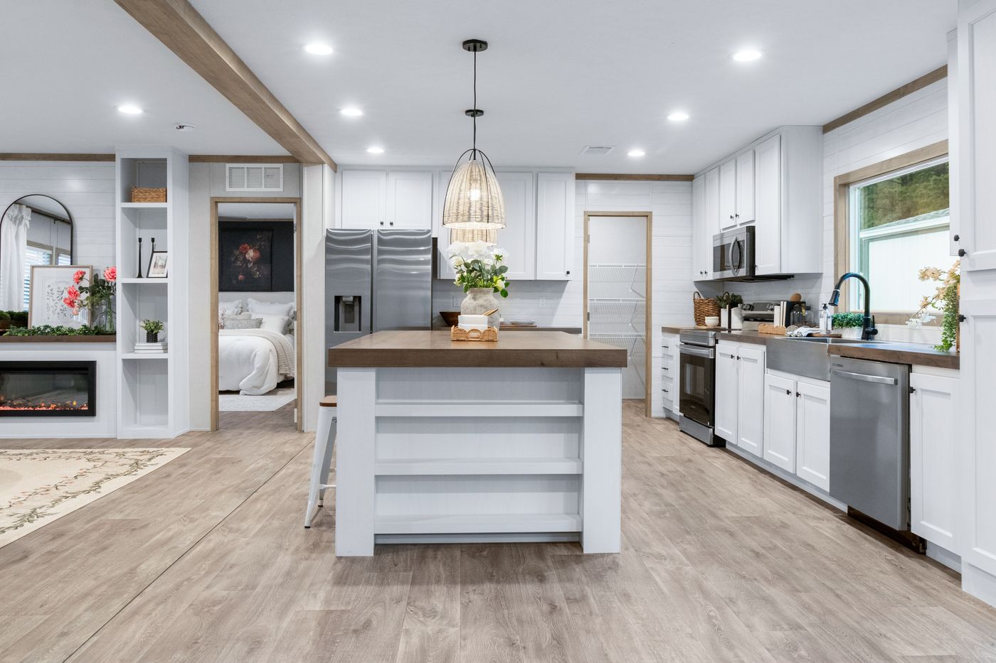The EL SUENO BREEZE Kitchen. This Manufactured Mobile Home features 4 bedrooms and 2 baths.