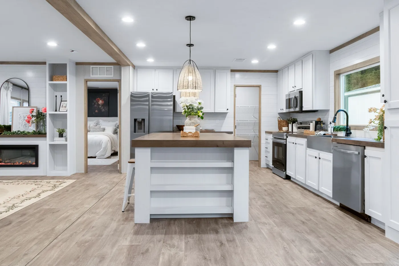 The EL SUENO BREEZE Kitchen. This Manufactured Mobile Home features 4 bedrooms and 2 baths.