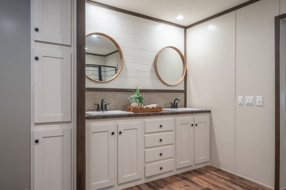 The MOUNTAIN VIEW Primary Bathroom. This Manufactured Mobile Home features 3 bedrooms and 2 baths.
