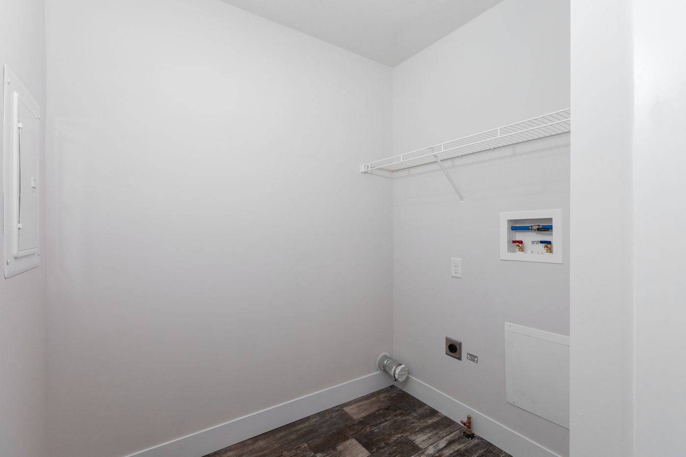 The 7616-SW018 SUNRISE SW Utility Room. This Manufactured Mobile Home features 3 bedrooms and 2 baths.