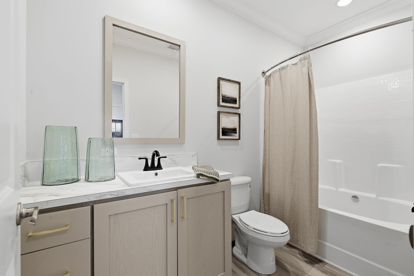 The THE SUMMIT Guest Bathroom. This Manufactured Mobile Home features 3 bedrooms and 2 baths.
