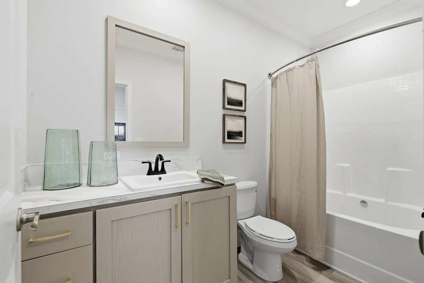 The THE SUMMIT Guest Bathroom. This Manufactured Mobile Home features 3 bedrooms and 2 baths.